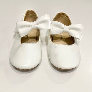 Felix & Flora White Patent Ballet Flat Mary Jane Dress Shoe Bow Detail Sz 7